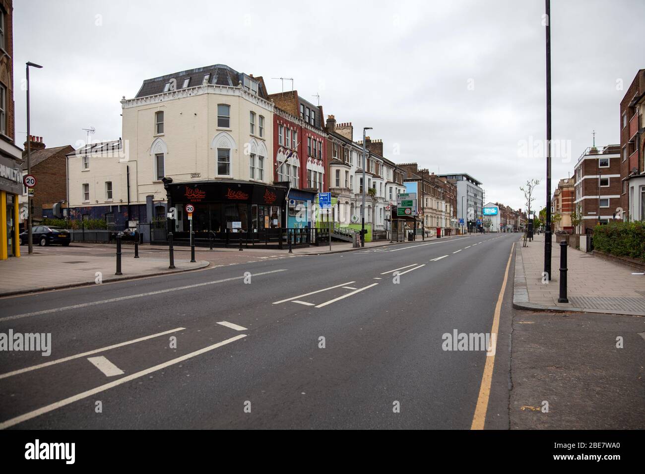 Ziemlich Lavender Hill Street in Wandsworth während Coronavirus Ausbruch 2020 Stockfoto