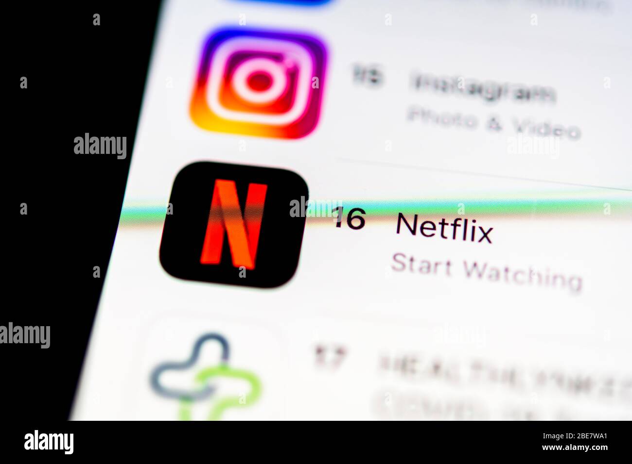 Netflix App im Apple App Store, Film- und Video-Streaming-Dienst, App-Symbol, Display auf einem Display von Mobiltelefon, iPhone, iOS, Smartphone Stockfoto