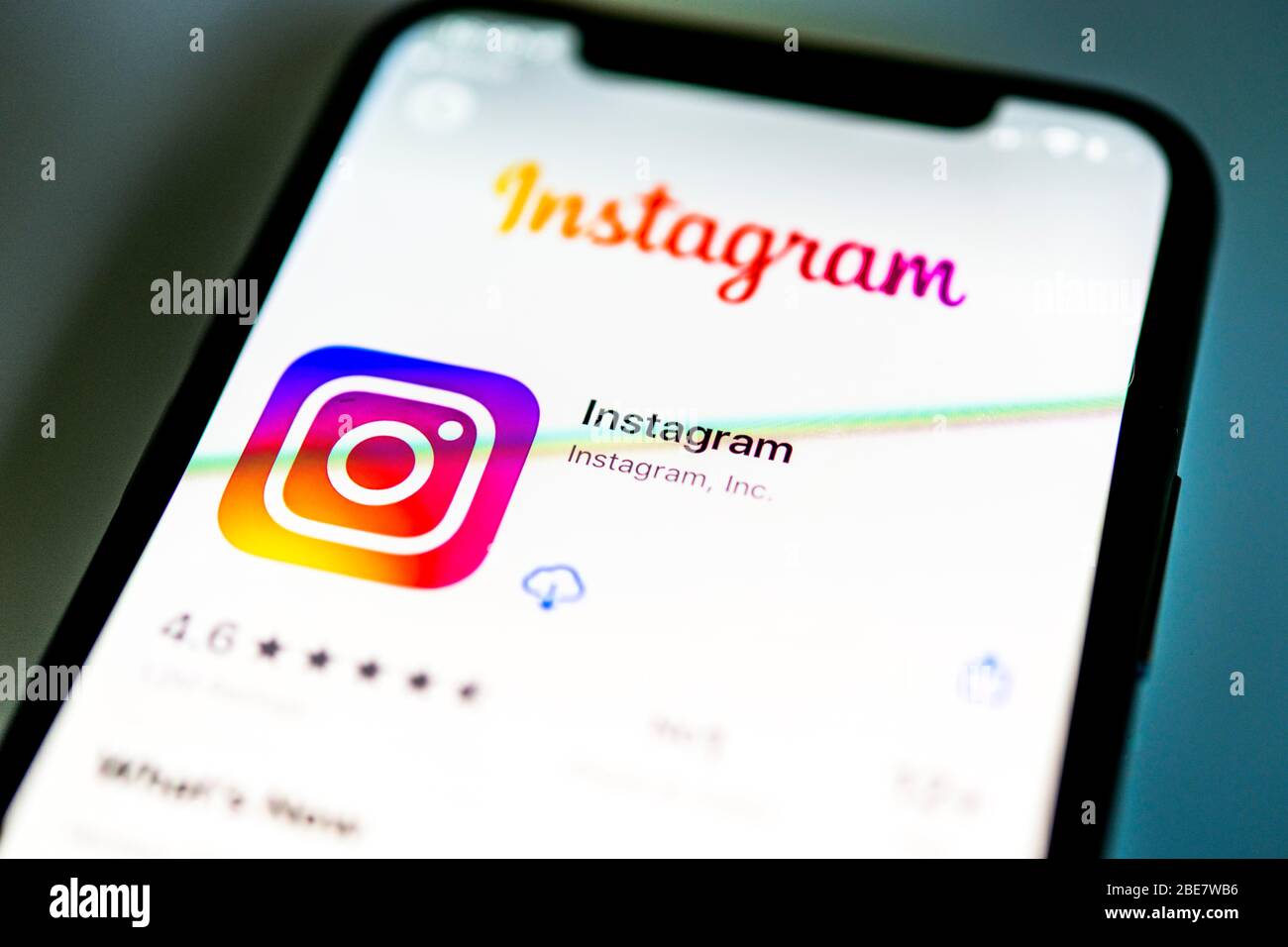 Instagram App, soziales Netzwerk, App-Symbol, Display auf dem Bildschirm des Mobiltelefons, Smartphone, Detail, Vollbild Stockfoto