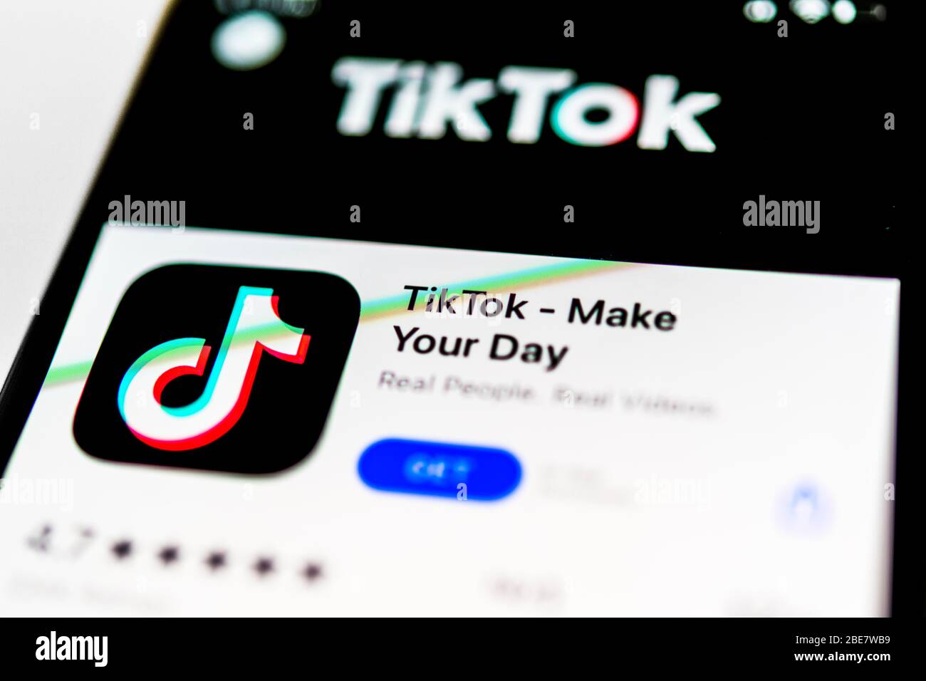 TikTok App, soziales Netzwerk, App-Symbol, Display auf dem Display des Mobiltelefons, Smartphone, Detail, Vollformat Stockfoto