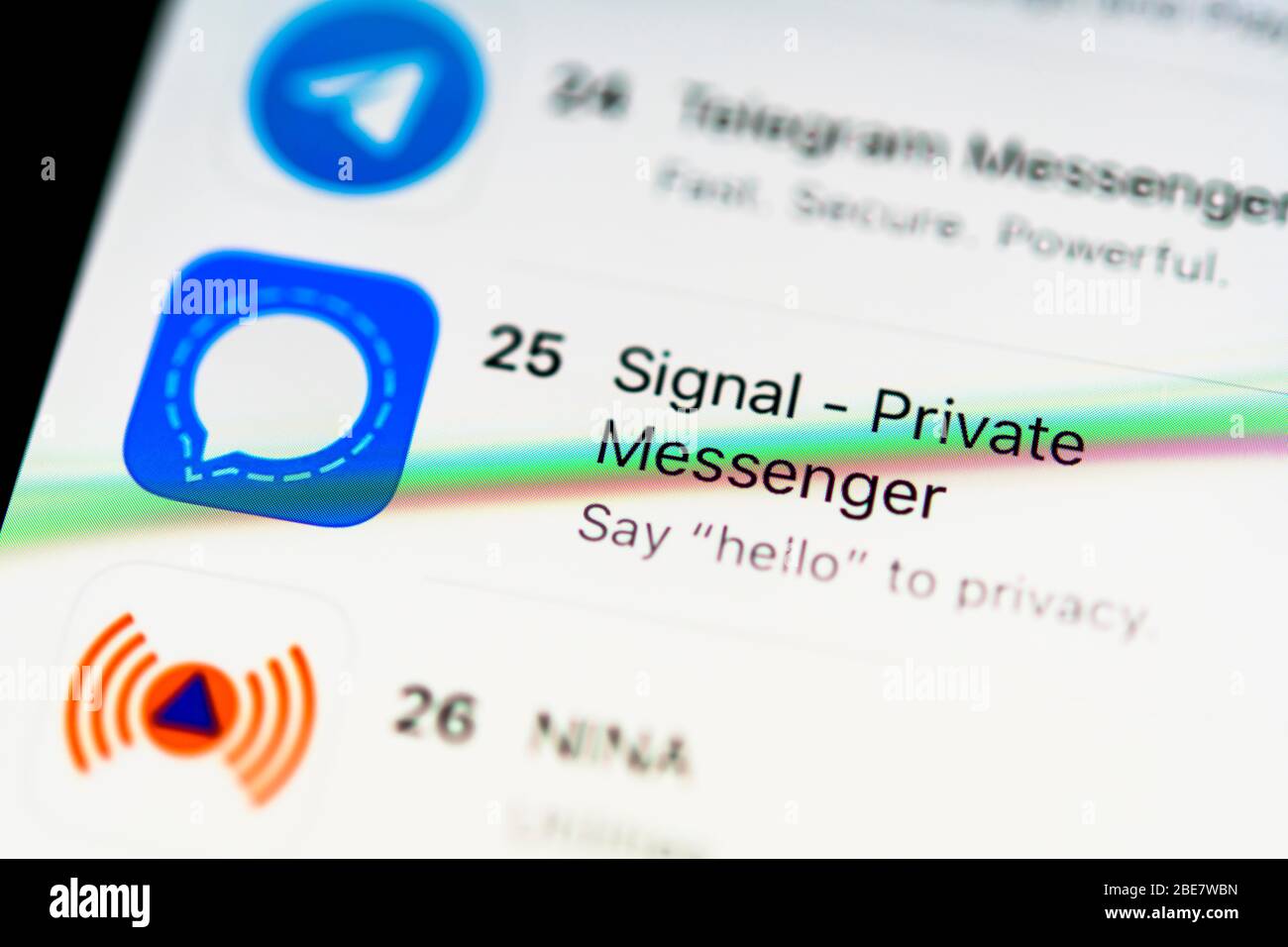 Signal App, Secure Encrypted Messenger Service, App-Icon, Display auf dem Display des Handys, Smartphone, Detail, Vollformat Stockfoto