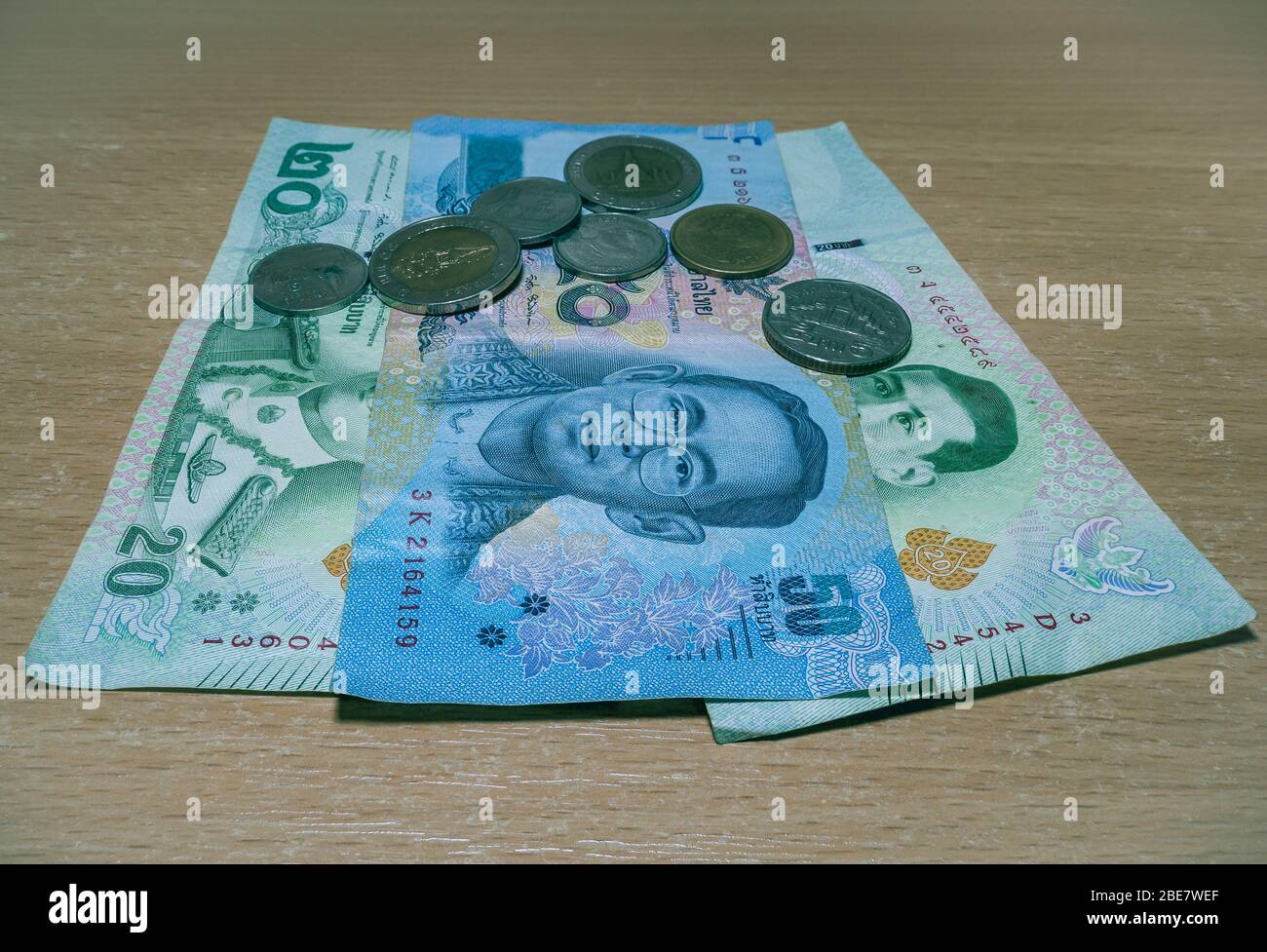 Bild von thailändischen Banknoten und Münzen (thai Baht). Thailand. Stockfoto