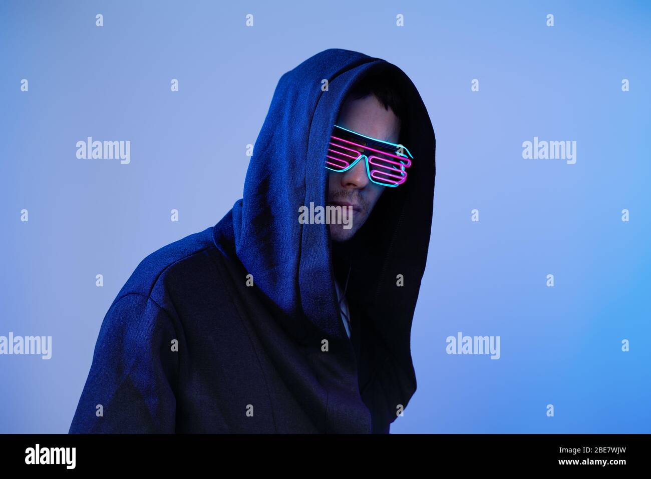 Mann in der Haube und Cyber-Brille. Spielfigur. Konzept der virtuellen Realität, Cyber-Spiele und Science Fiction. Stockfoto