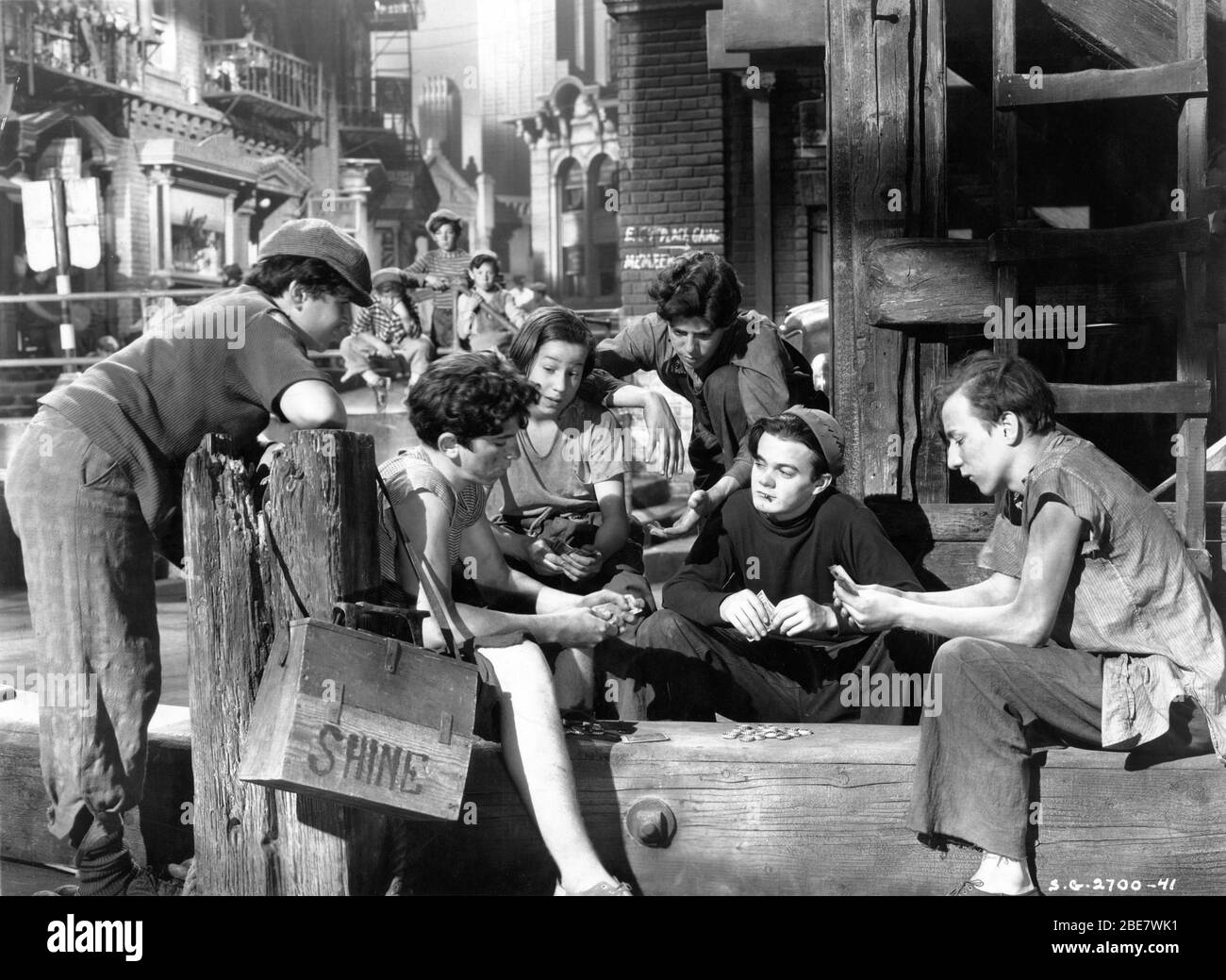 BERNARD PUNSLEY GABRIEL DELL BOBBY JORDAN BILLY HALOP LEO GORCEY und HUNTZ HALL as the Dead End Kids in DEAD END 1937 Regisseur WILLIAM WYLER spielt Sidney Kingsley Drehbuch Lillian Hellman The Samuel Goldwyn Company / United Artists Stockfoto