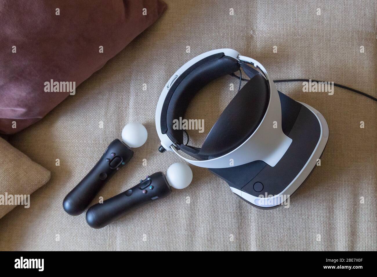 Moskau, Russland - April 12 2020 EIN playstation 4 VR-Headset zusammen mit einem playstation 4-Controller und zwei Move-Controllern auf einem Sofa. Stockfoto