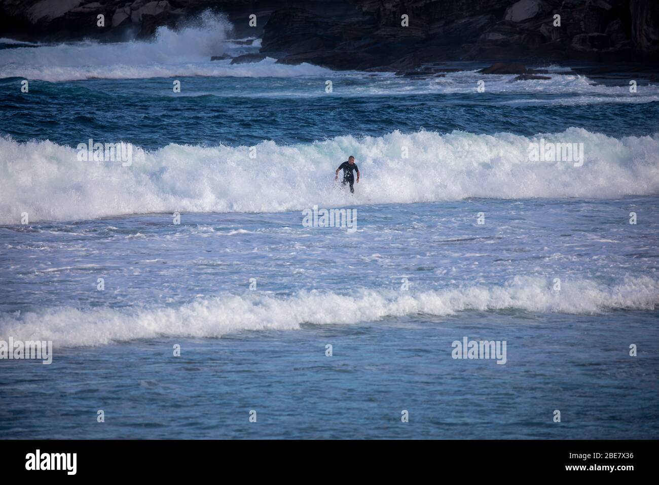 Sydney, Australien. Montag, 13. April 2020. Die Einwohner von Sydney genießen am späten Nachmittag eine Sportübung am Strand, während Familien und Freunde spazieren gehen, surfen oder eine Fahrradtour Unternehmen. Die Regierung Lockdown ermöglicht es den Bewohnern, ihre Häuser für die Ausübung jeden Tag verlassen.Credit Martin Berry / Alamy Live News Stockfoto