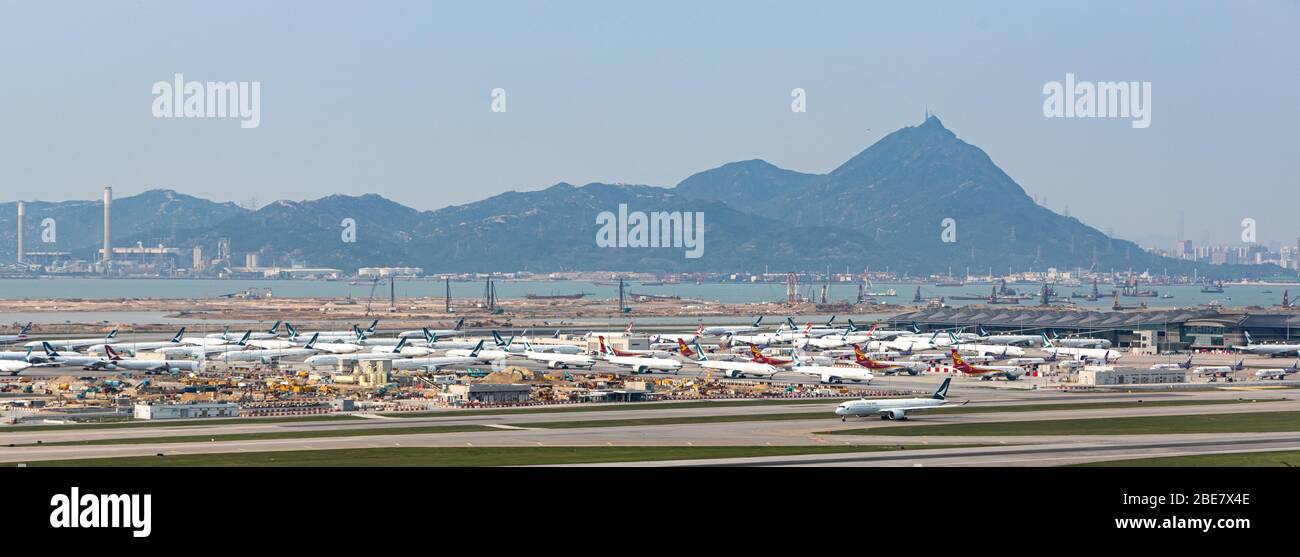 Lantau, Hong Kong - 10. April 2020 : Innenansicht des Flughafens auf der Landebahn ist der gesamte Parkplatz wegen Reisewarnung voll belegt Stockfoto