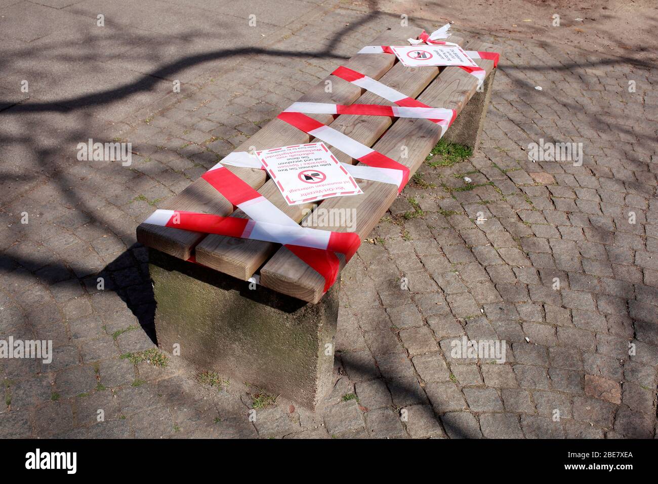 Barriereband, Bank gesperrt durch Corona-Virus, Deutschland, Europa Stockfoto