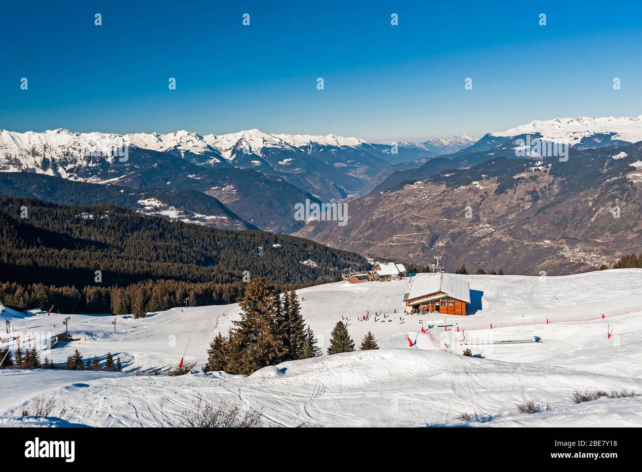Panoramablick auf schneebedeckte alpine Skigebiet mit abgelegenen Cafe Gebäude auf der Piste Stockfoto