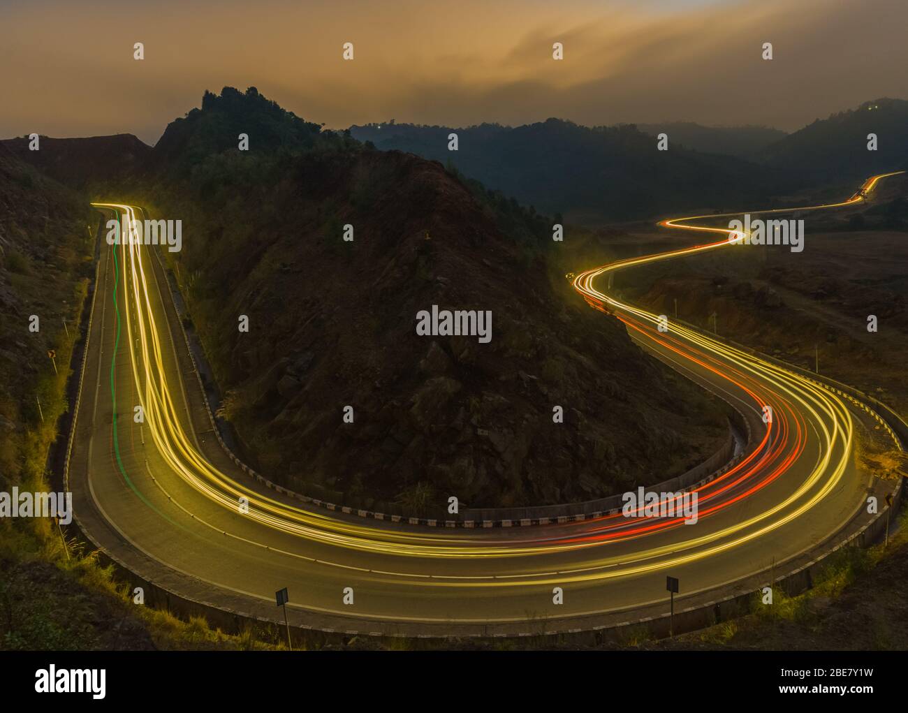 highway leichte Spuren von Fahrzeugen während der Rush Hour und Sonnenuntergang Stockfoto