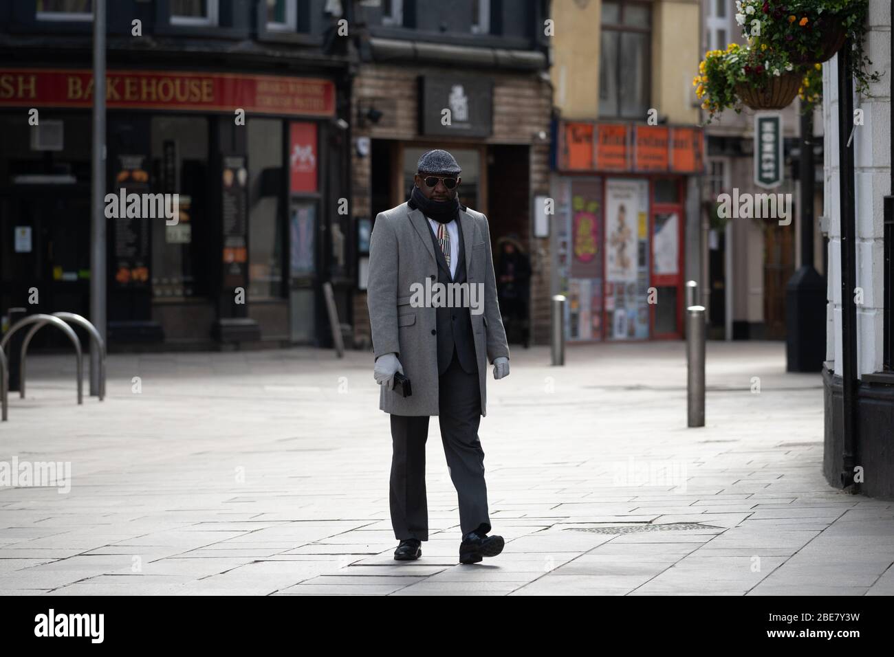 Ein Mann spaziert durch das Stadtzentrum von Cardiff während der Sperrung des Coronavirus in Cardiff, Wales, Großbritannien. Stockfoto