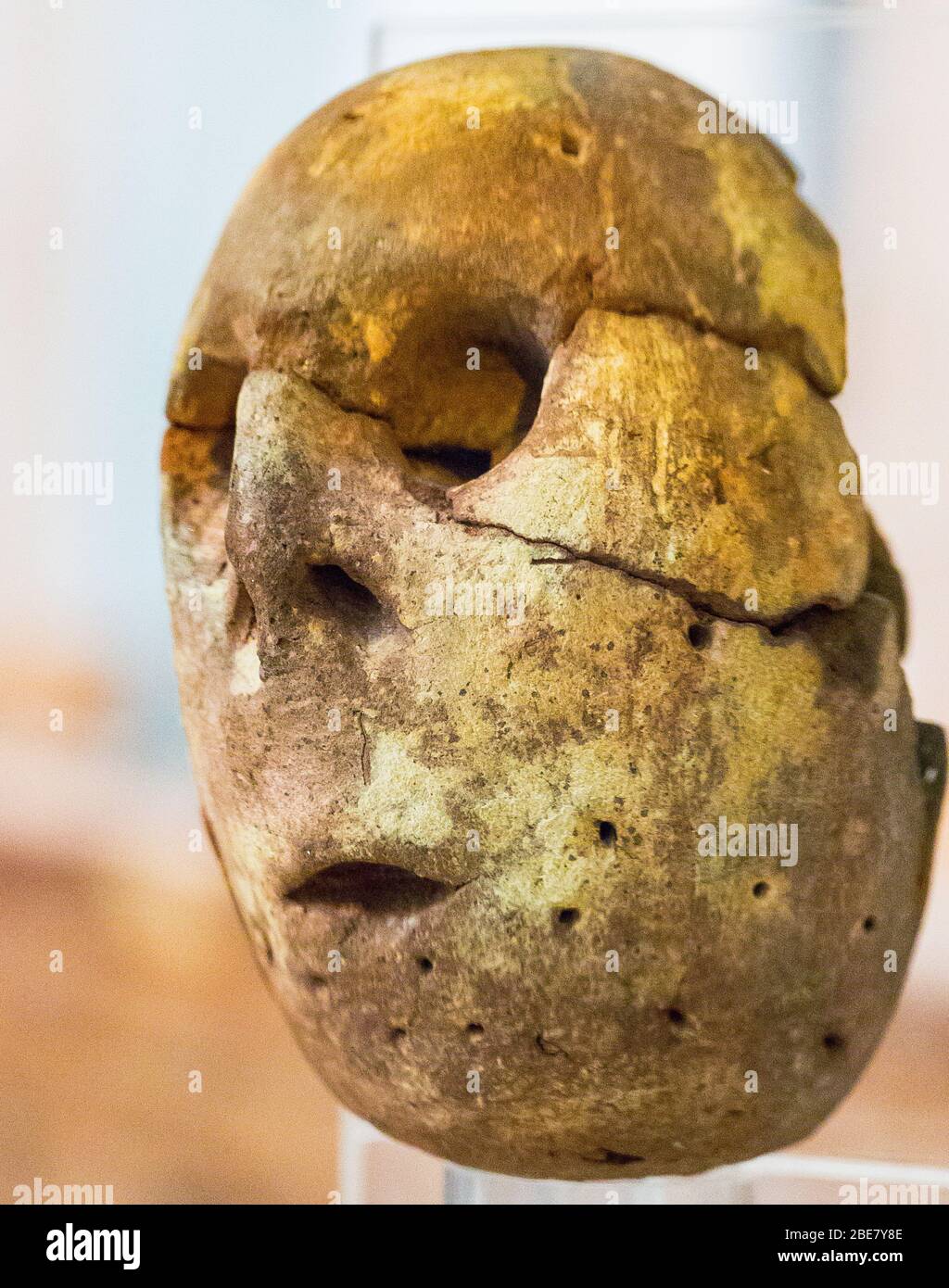 Ägypten, Kairo, Ägyptisches Museum, ein bemalter Tonkopf eines Idols. Prädynastische, maadi Kultur, gefunden in Merimde Beni Salame. Stockfoto