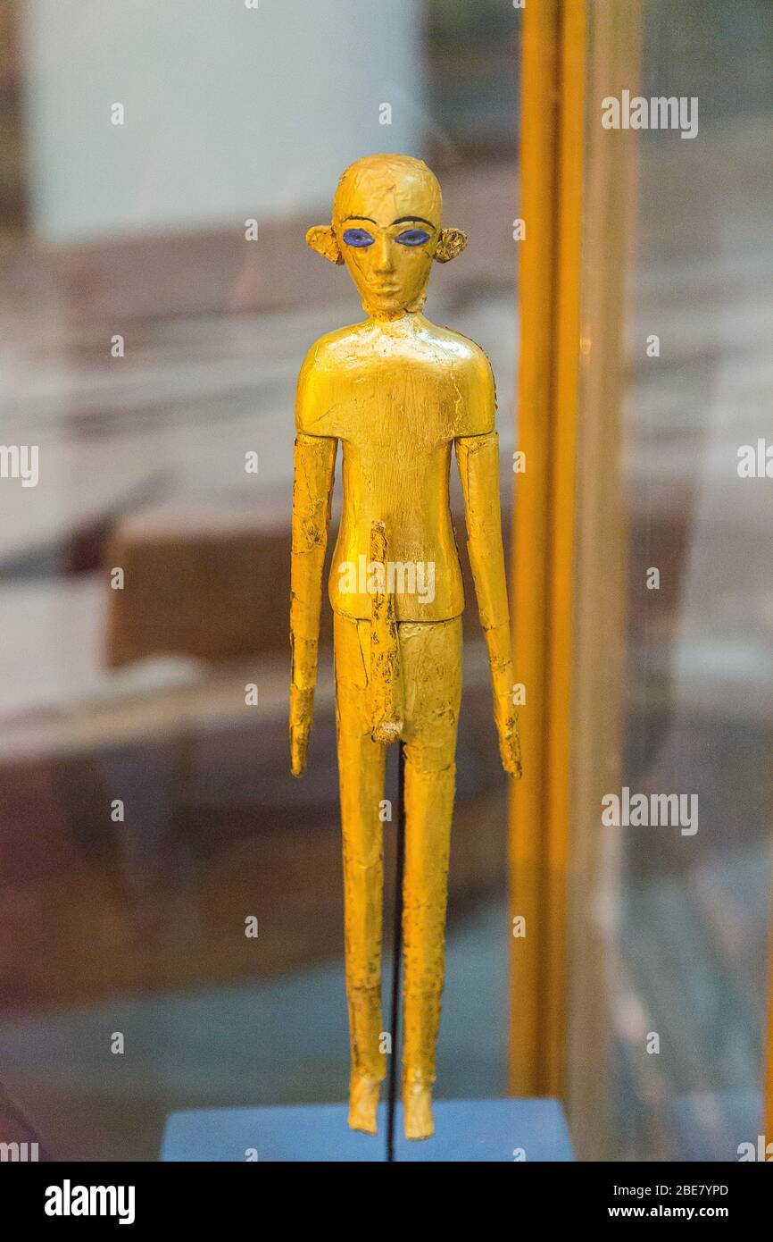 Ägypten, Kairo, Ägyptisches Museum, stehende männliche Figur aus Tell el Farkha, spätprädynastische Periode, in Gold. Stockfoto