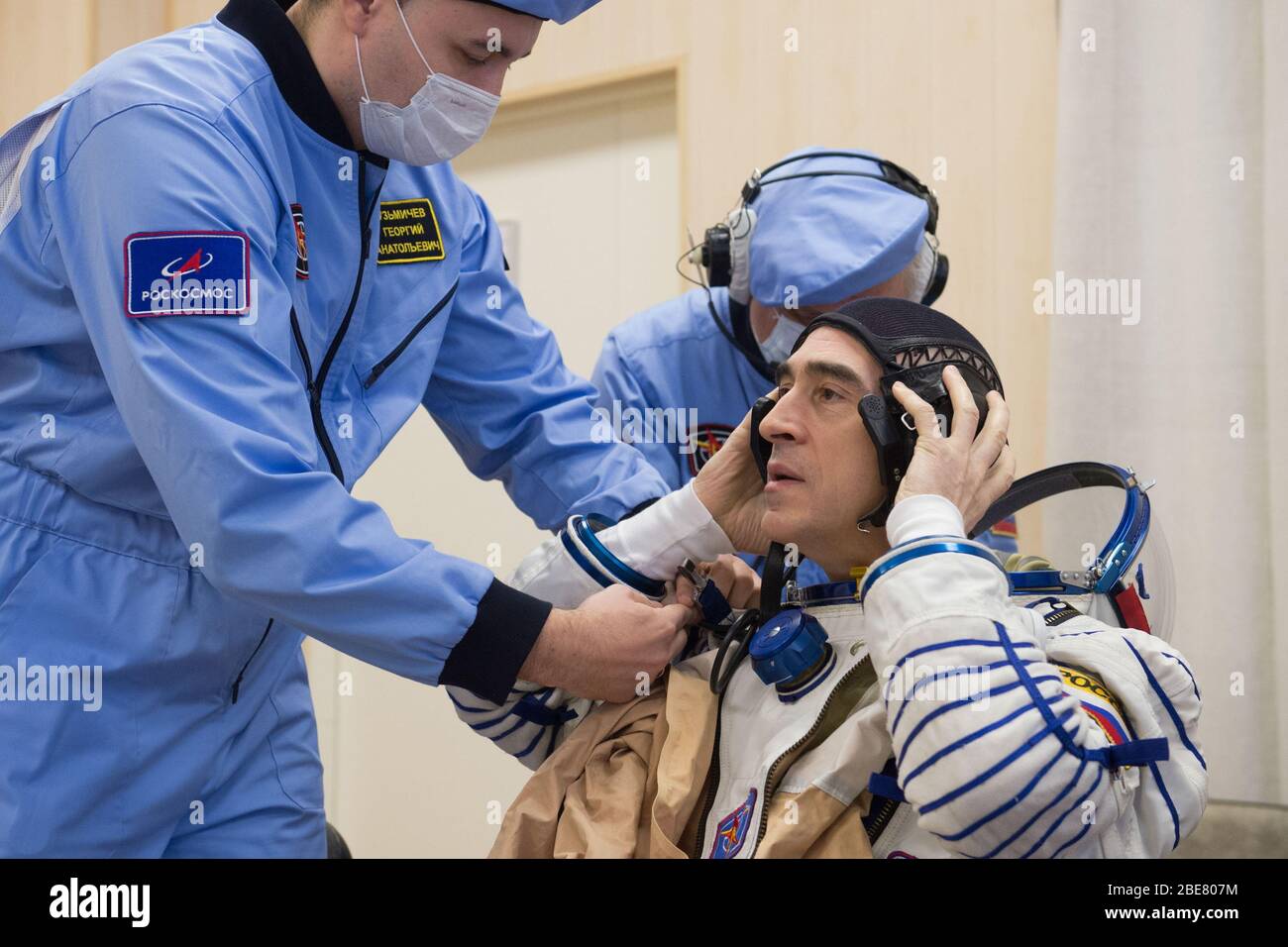 BAIKONUR, KASACHSTAN - 09. April 2020 - Expedition 63 Besatzungsmitglied Anatoly Ivanishin von Roskosmos übergibt seinen Sokol-Anzug wenige Stunden vor seinem Start Stockfoto