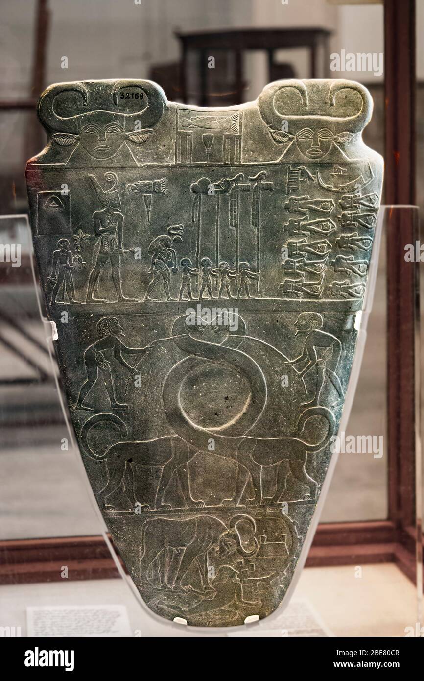 Kairo, Ägyptisches Museum, Narmer Palette. Siltstein, gefunden in Hierakonpolis. Prozession der Standards, fantastische Tiere und Stier zerstören eine Festung. Stockfoto