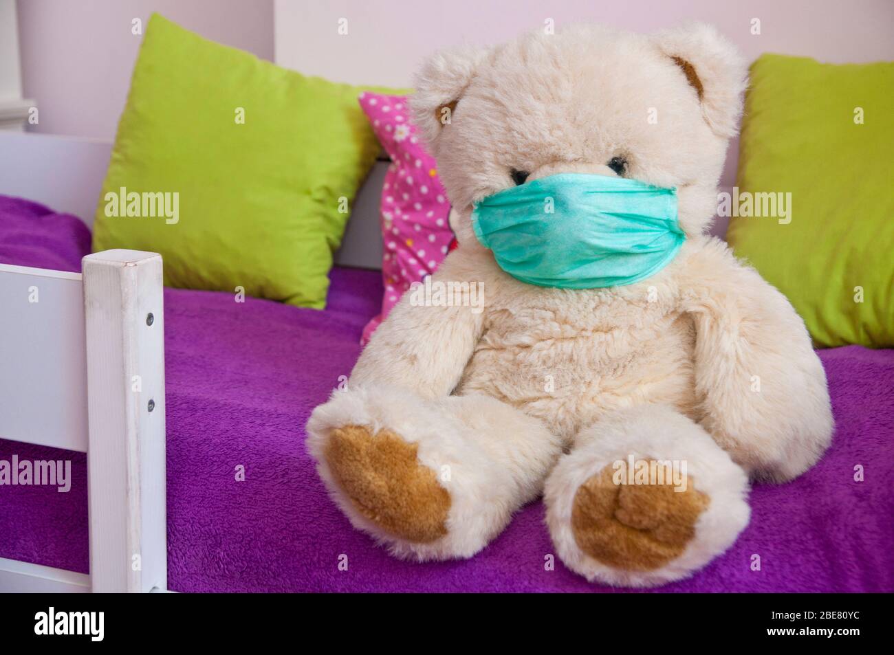 Kinder Gesundheit Sicherheit - Teddybär trägt Gesichtsmaske. Virenschutzkonzept. Stockfoto