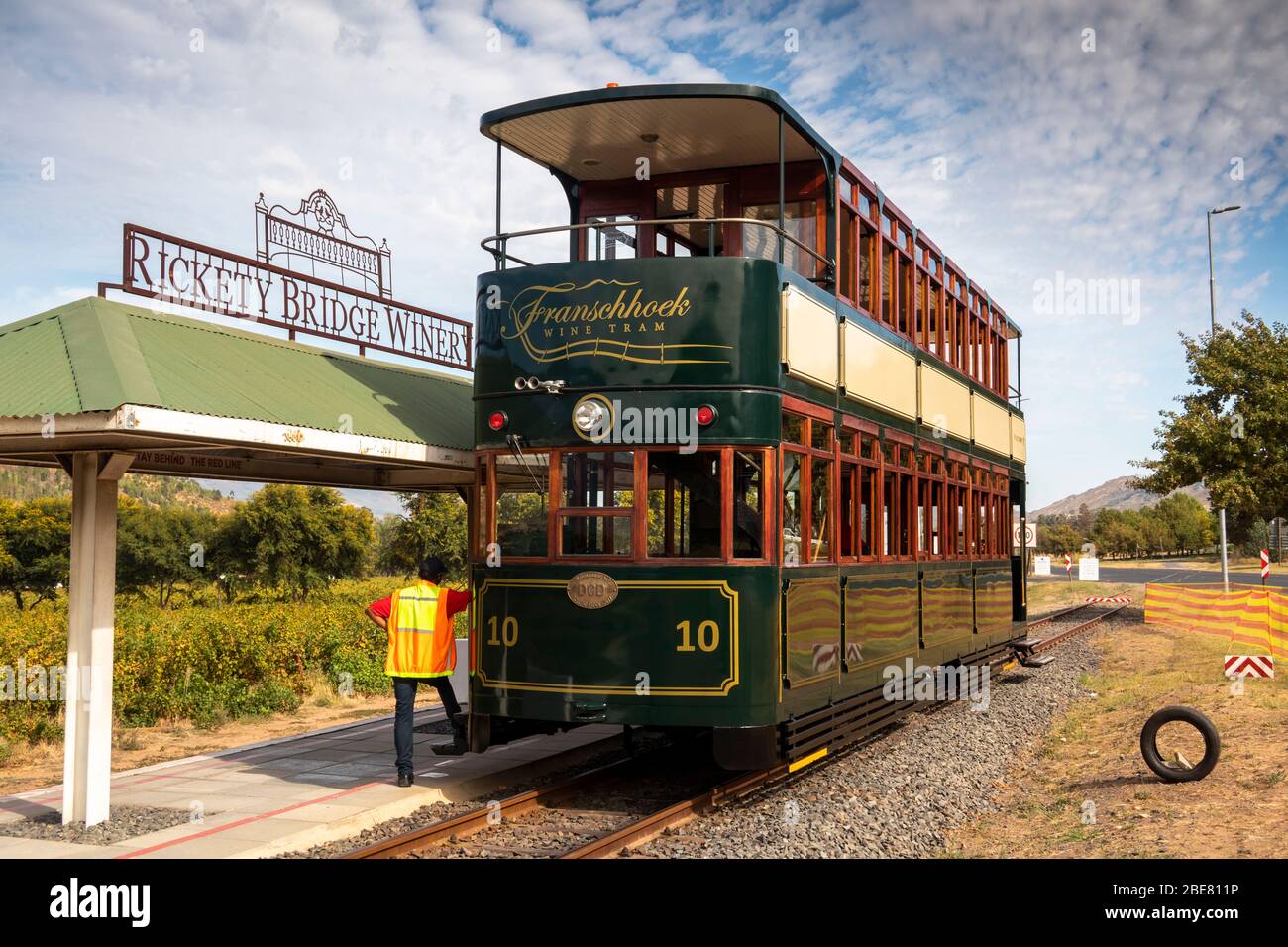 Südafrika; Besuch, Weinberge Rickety Bridge Weingut Tram-Haltestelle, Reproduktion Straßenbahn auf Doppeldecker Blackpool Tram modelliert Stockfoto