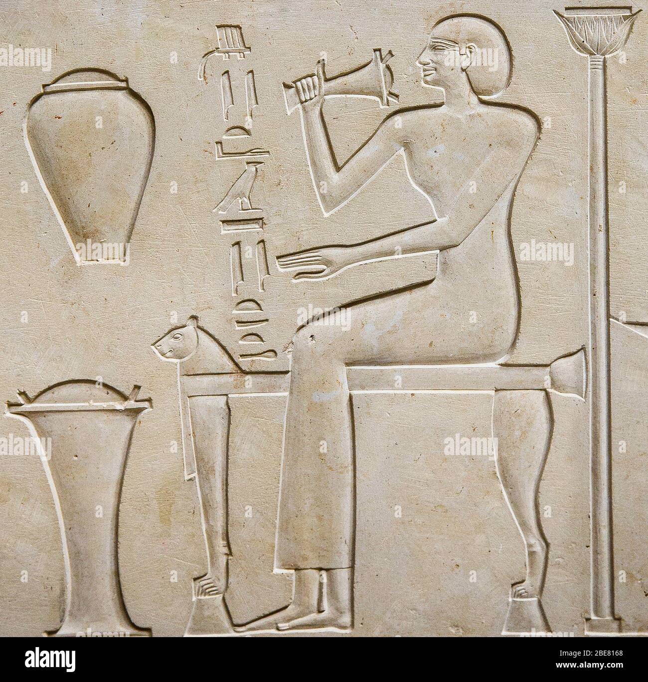 Kairo, Ägyptisches Museum, Sarkophag der Königin Ashait, einer Frau von Montuhotep II., mit einigen der schönsten Reliefs, die jemals in Ägypten geschnitzt wurden. Stockfoto