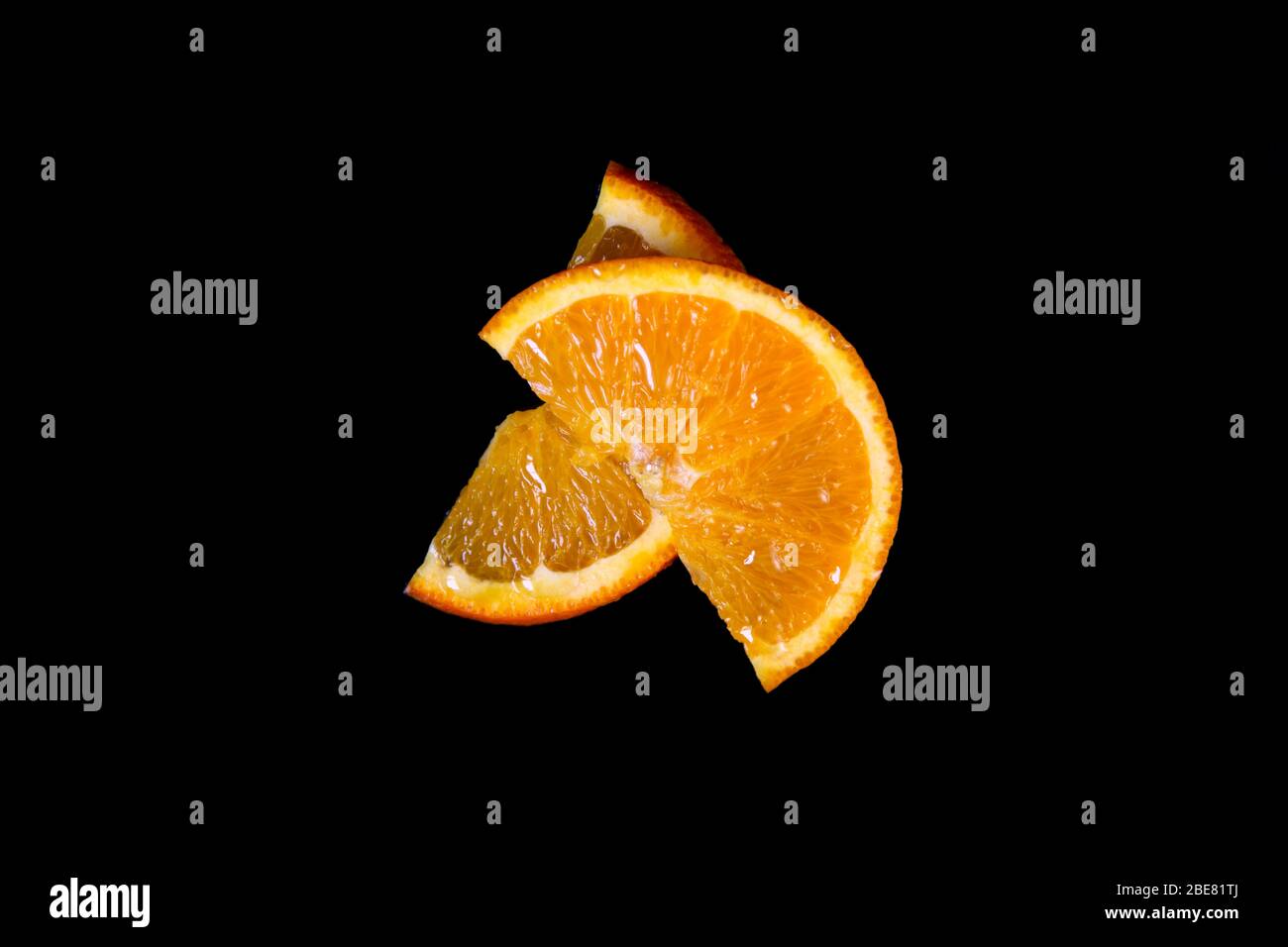 Orangefarbene Schichten auf schwarzem Hintergrund isoliert Stockfoto