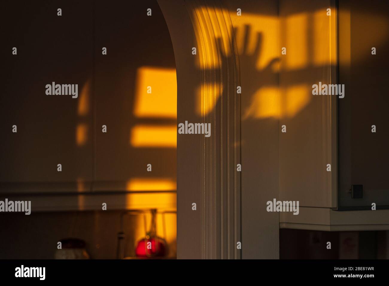 Abendlicht wirft abstrakte Schatten auf die Wände, Playa San Juan, Teneriffa, Kanarische Inseln, Spanien Stockfoto