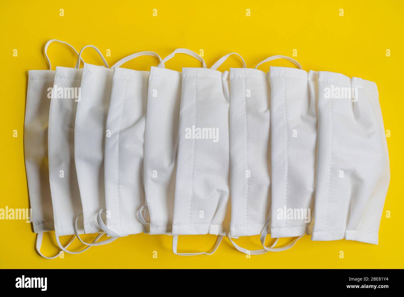 Eine Schutzmaske auf einer farbigen Oberfläche Stockfoto