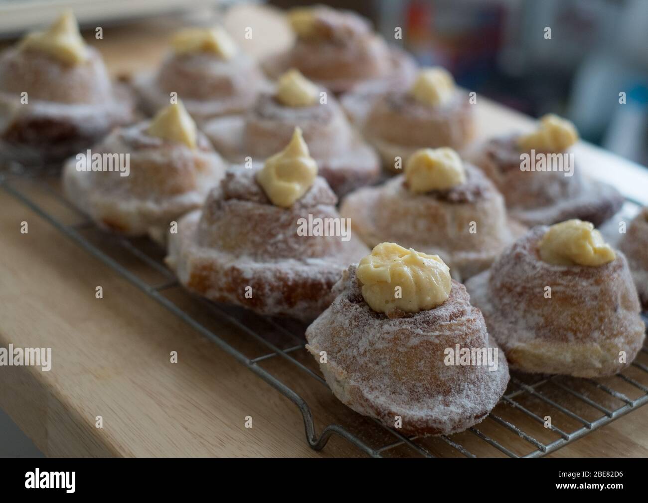 Die mit Cremepatissiere gefüllten Brötchen werden von der schottischen Bäckerin Louise Paterson hergestellt Stockfoto