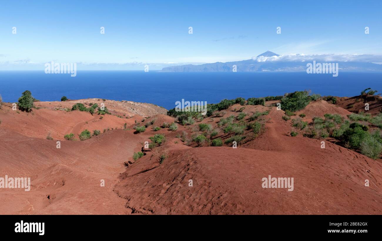 La Gomera - Landschaft mit rotem Boden oberhalb von Agulo Stockfoto