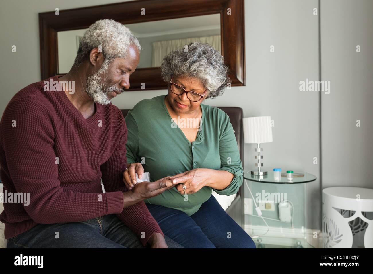 Ein afroamerikanisches Paar, das Zeit zusammen in ihrem Schlafzimmer verbringt Stockfoto