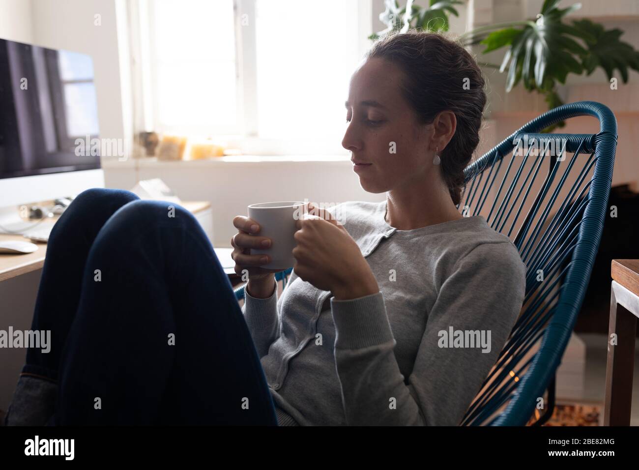 Selbstisolierende kaukasische Frau zu Hause während der Coronavirus Covid19-Pandemie Stockfoto