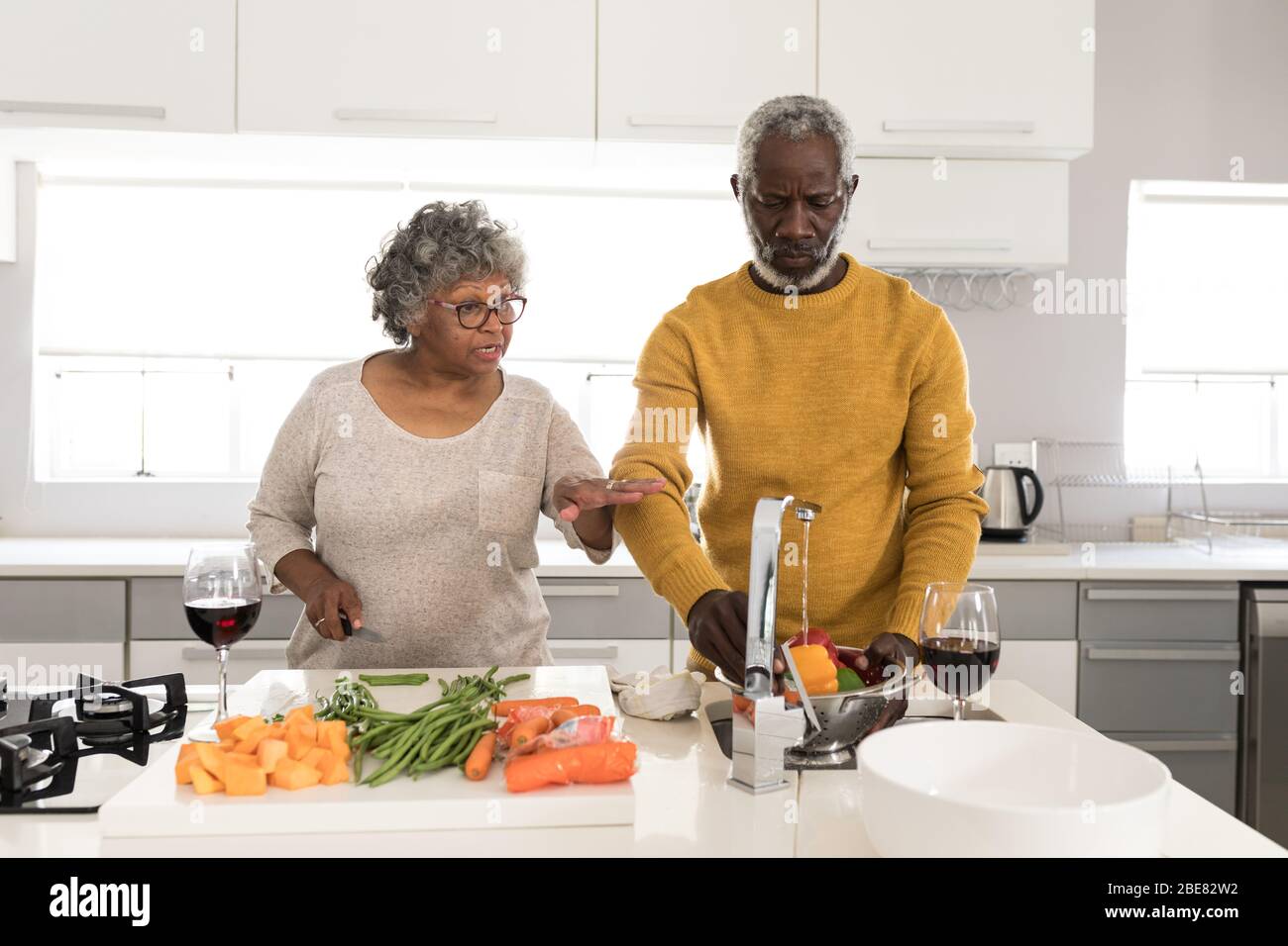 Ein älteres afroamerikanisches Paar, das Zeit zusammen zu Hause verbringt und kocht Stockfoto