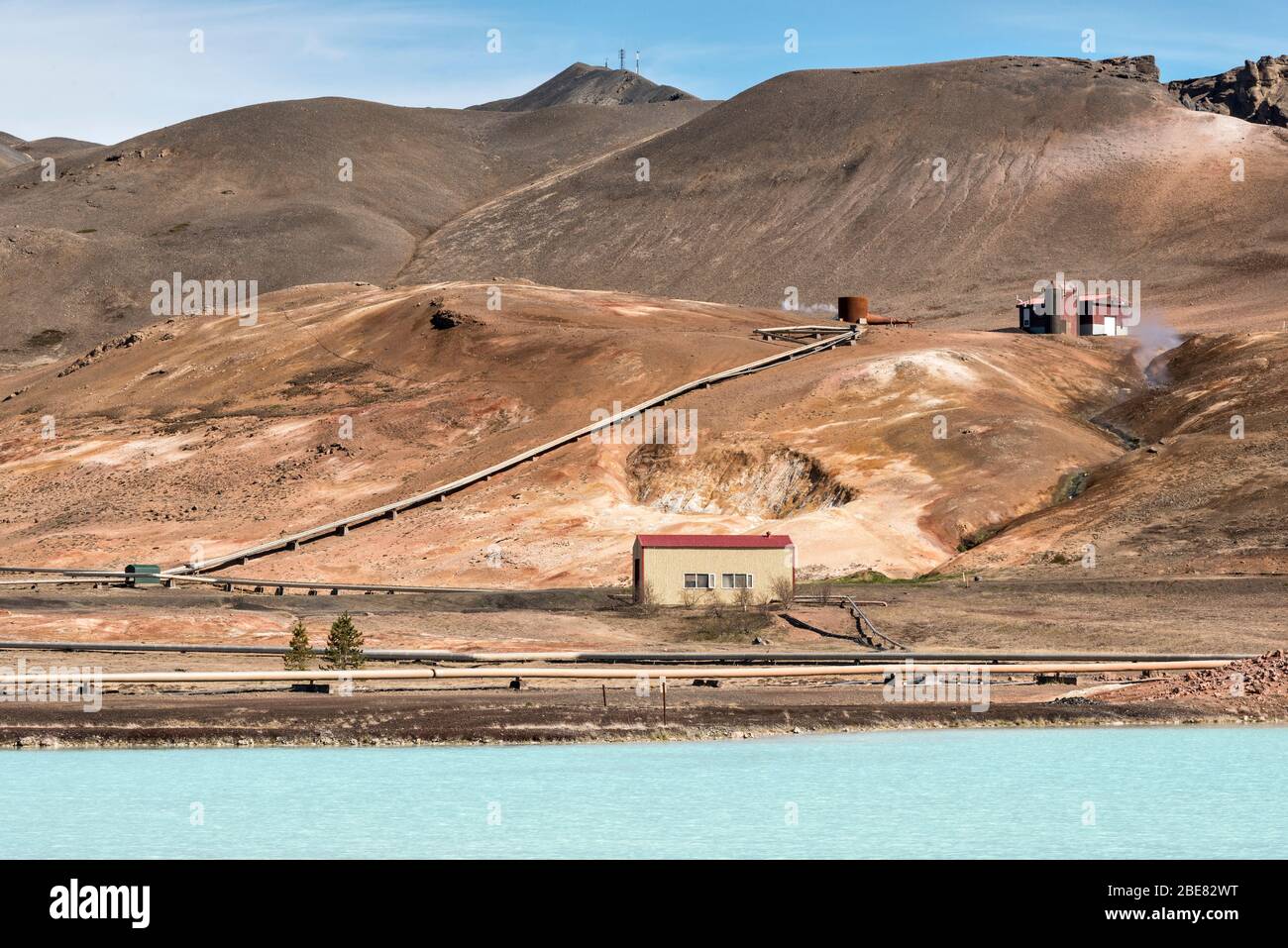 Der Blaue See in Reykjahlíð, in der Nähe des Sees Myvatn, Island. Kieselgel-reiches, beheiztes Wasser, das aus einer geothermischen Anlage in dieser aktiven vulkanischen Zone abfliessend ist Stockfoto