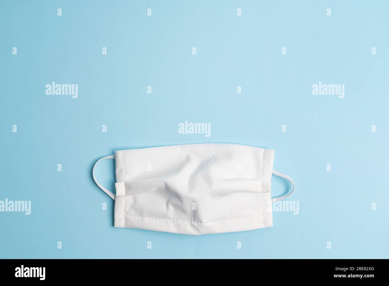 Eine Schutzmaske auf einer farbigen Oberfläche Stockfoto