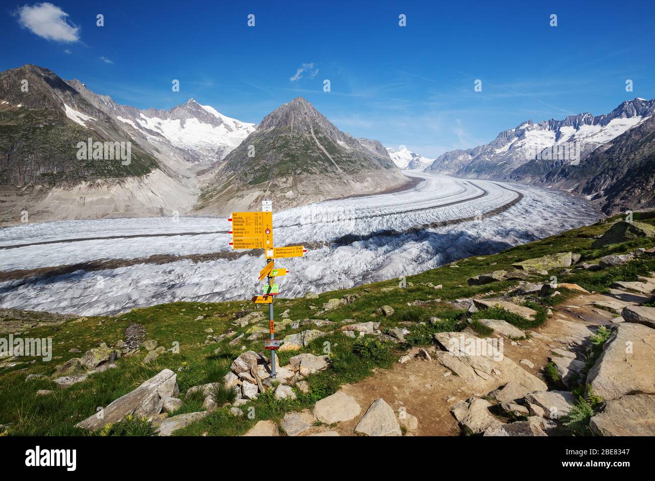 Der Aletschgletscher. Aletschgletscher. Wanderzeichen. Die Ostbernischen Alpen im Schweizer Kanton Wallis. Schweiz. Stockfoto