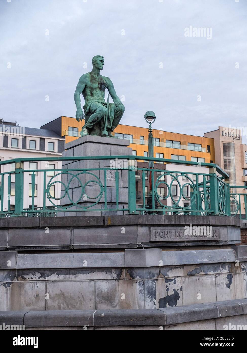 Statue «le Mineur accroupi» du Pont ROI Baudoin / Statue der Bergmann der Steinmautäule an der Brücke von König Baudoin - von Constantin Meunier Stockfoto
