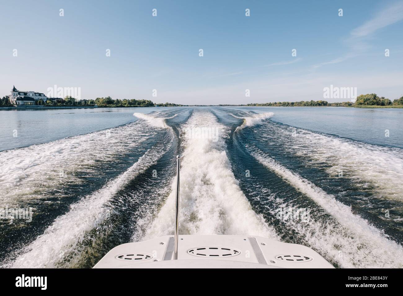Spur Schwanz des Schnellbootes auf Wasseroberfläche im Meer- Natur- und Urlaubshintergrund Stockfoto