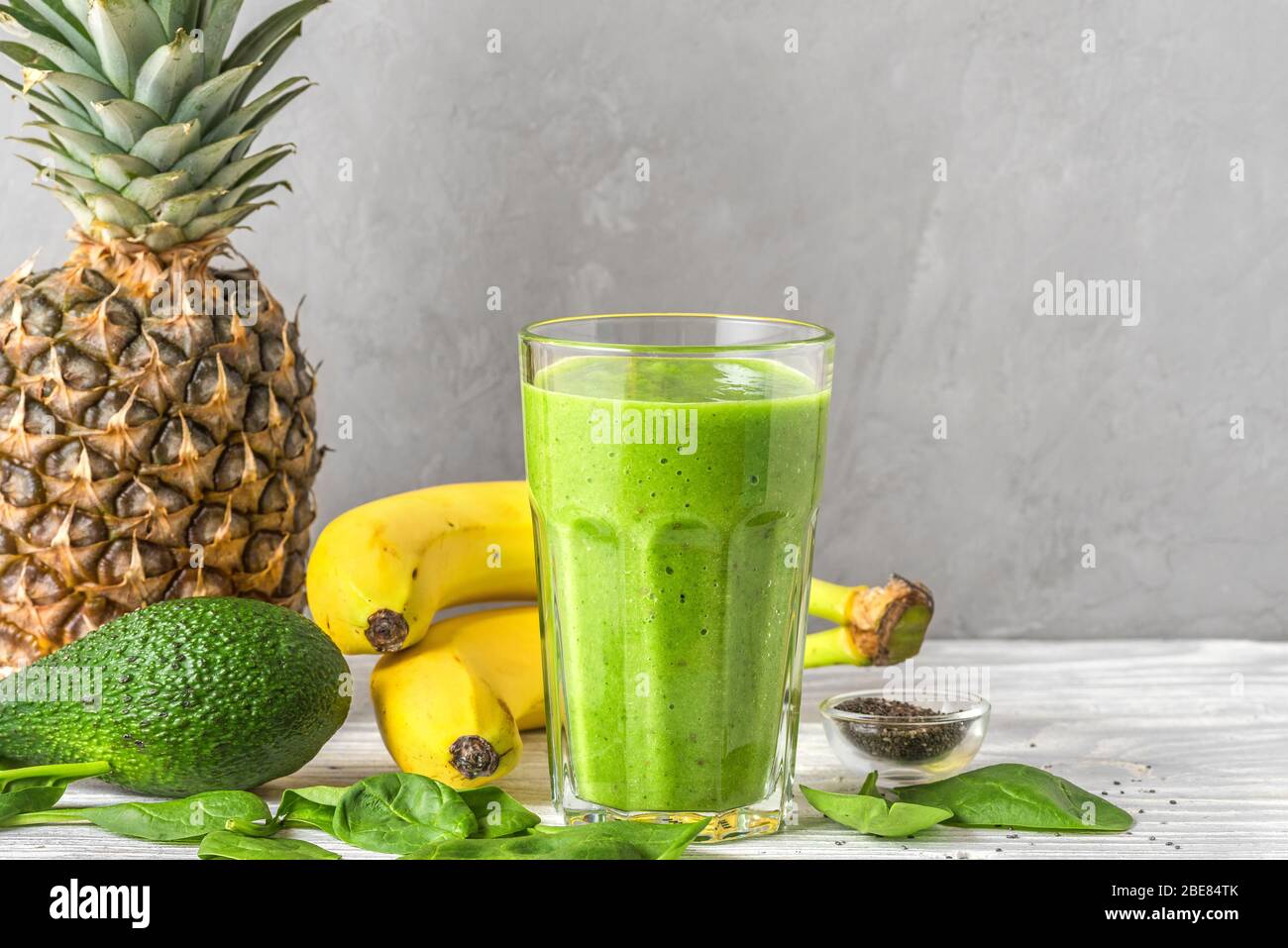 Glas mit grünem, gesunder Smoothie Detox aus Spinat, Ananas, Avocado,  Banane und Chia-Samen. Roh, vegan, vegetarisch, Kochkost Konzept  Stockfotografie - Alamy