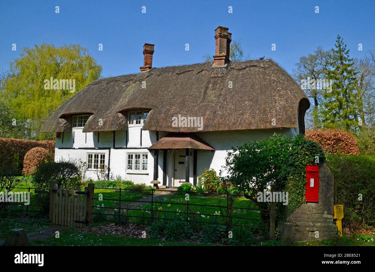 Malerisches Strohhaus in Horsenden, in der Nähe von Princes Risborough in Buckinghamshire, Großbritannien Stockfoto