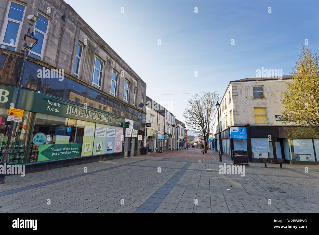 Im Bild: Die verlassene New Street im Stadtzentrum von Neath, Wales, Großbritannien. Freitag 27 März 2020 Re: Covid-19 Coronavirus Pandemie, UK. Stockfoto