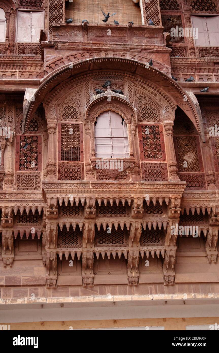 Jharokha oder jharoka eine Art von überhängenden geschlossenen Balkon, Mehrangarh Fort, Jodhpur, Rajasthan, Indien Stockfoto