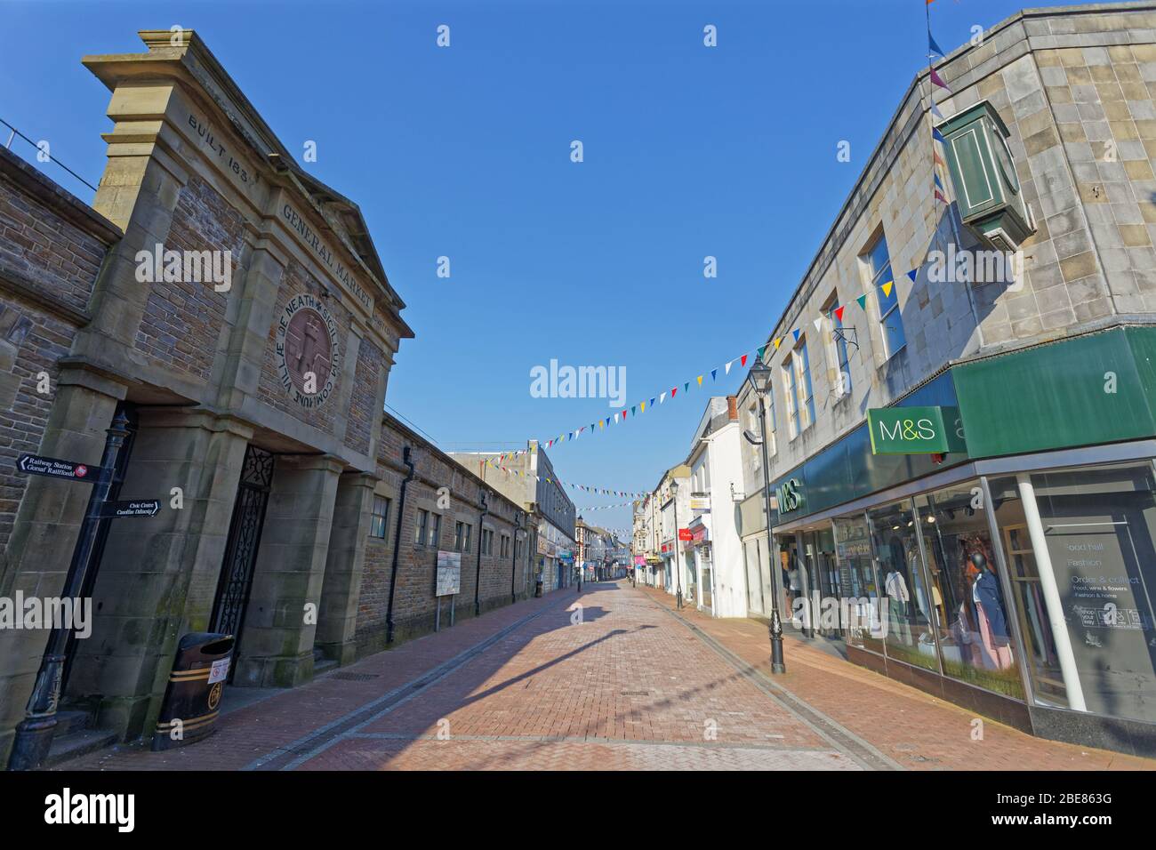 Im Bild: Die verlassene Green Street im Stadtzentrum von Neath, Wales, Großbritannien. Freitag 27 März 2020 Re: Covid-19 Coronavirus Pandemie, UK. Stockfoto