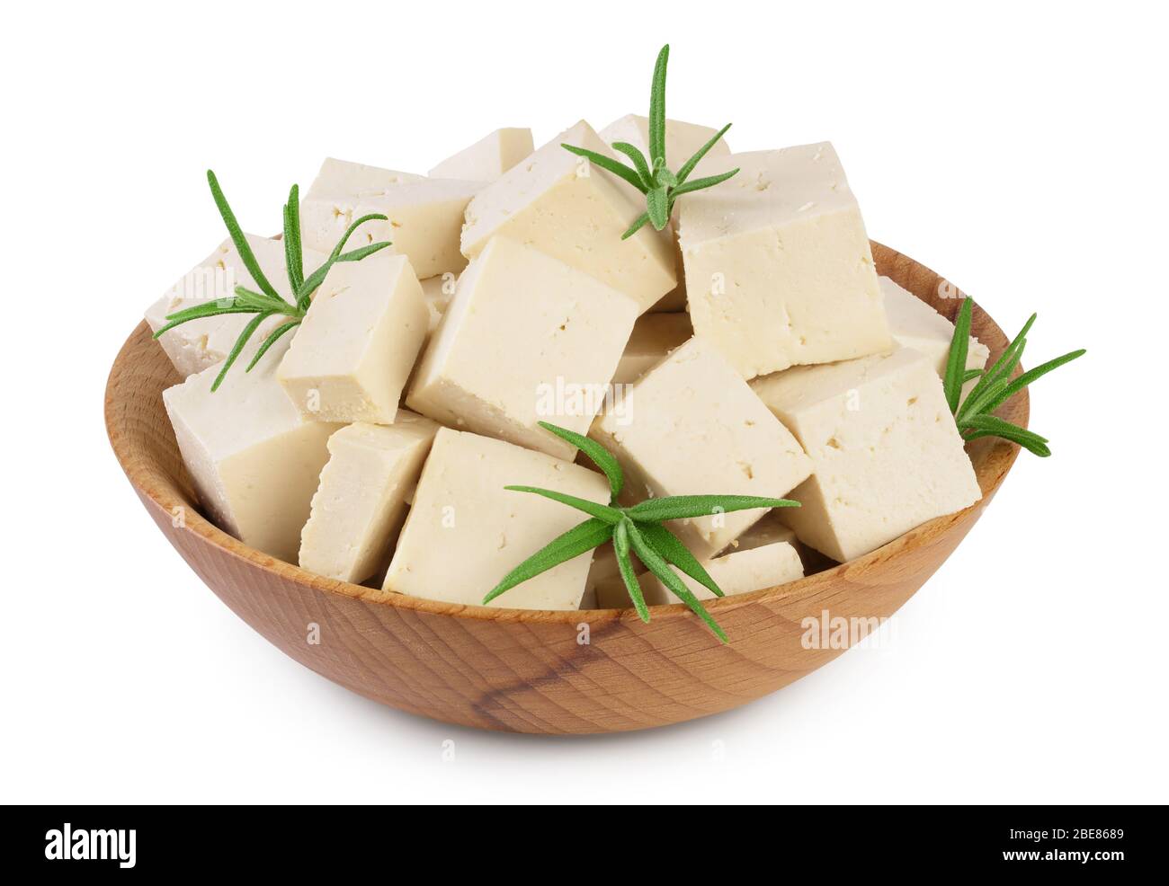 Haufen von gewürfeltem Tofu-Käse in Holzschüssel auf weißem Hintergrund ...