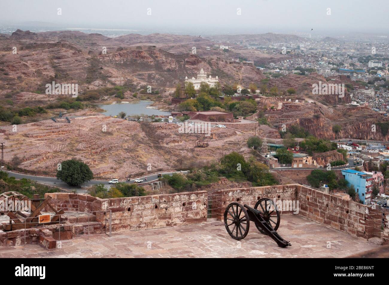 Ansicht des Jaswant Thada Mausoleum Marmordenkmals für Maharaja Jaswant Singh aus Meherangarh Fort, Jodhpur, Rajasthan, Indien Stockfoto