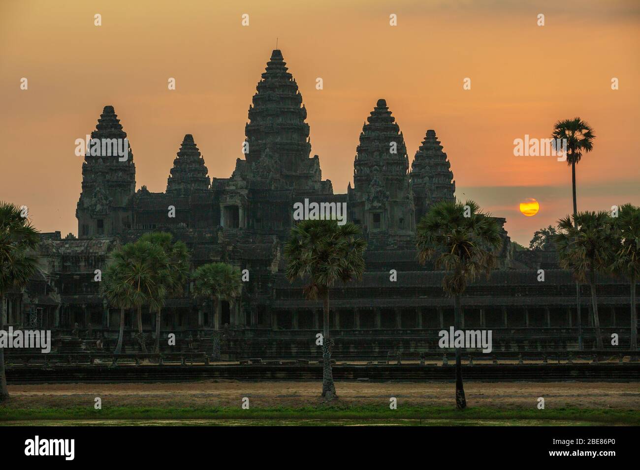 Angkor Wat kurz nach Sonnenaufgang. Stockfoto