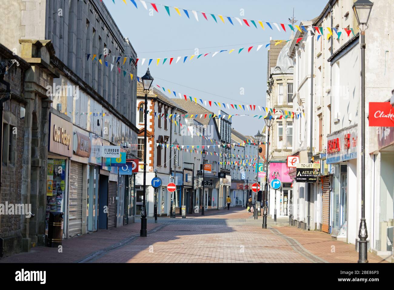 Im Bild: Die verlassene Green Street im Stadtzentrum von Neath, Wales, Großbritannien. Freitag 27 März 2020 Re: Covid-19 Coronavirus Pandemie, UK. Stockfoto
