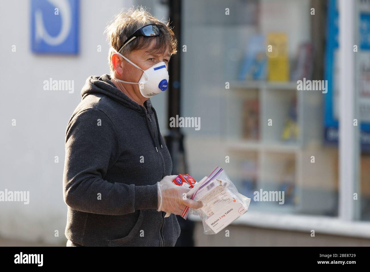 Im Bild: Ein Mann mit Gesichtsmaske geht in Neath, Wales, Großbritannien. Freitag 27 März 2020 Re: Covid-19 Coronavirus Pandemie, UK. Stockfoto