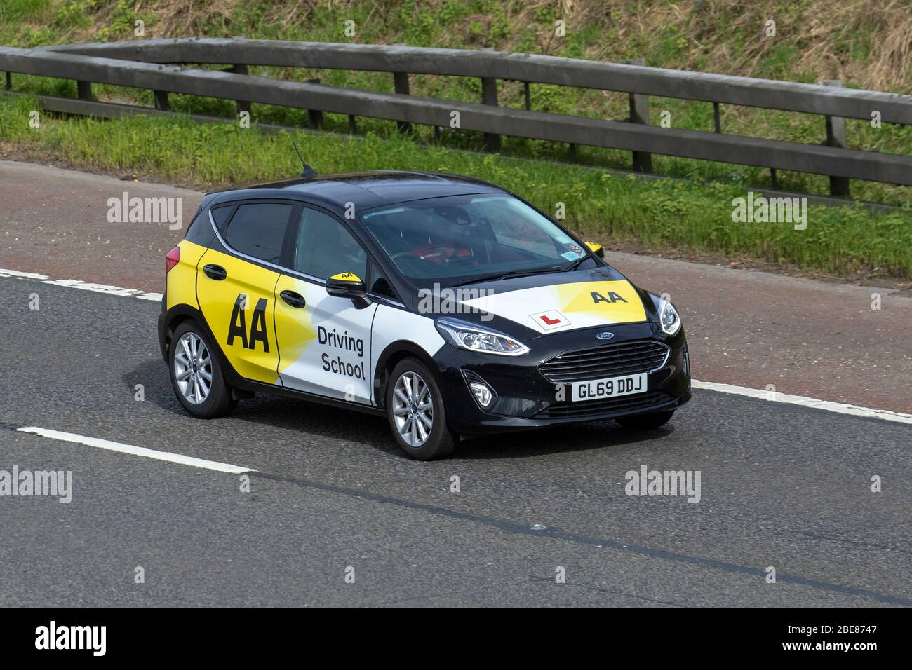 2019 Ford Fiesta Titanium Turbo; AA ; Fahrschüler Autobahntraining, Fahrschüler unter Anleitung, Fahrschule, Fahrer, Autobahnfahrunterricht, zugelassener Fahrlehrer, Beaufsichtigte Tution, Instruktor; Vehicular Traffic L-Schilder auf sich bewegenden Fahrzeugen, Fahren von Fahrzeugen auf britischen Straßen, Motoren, Fahren auf der Autobahn M6 Stockfoto