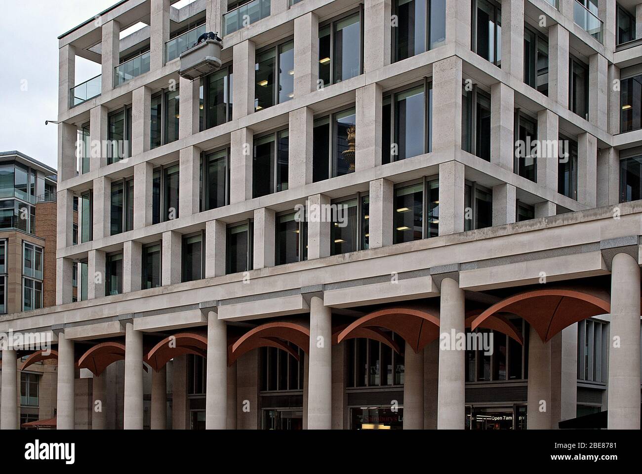 Portland Stone Windows Square Geometrisch 10 Paternoster Sq.London EC4M 7LS von Eric Parry Architects Stockfoto