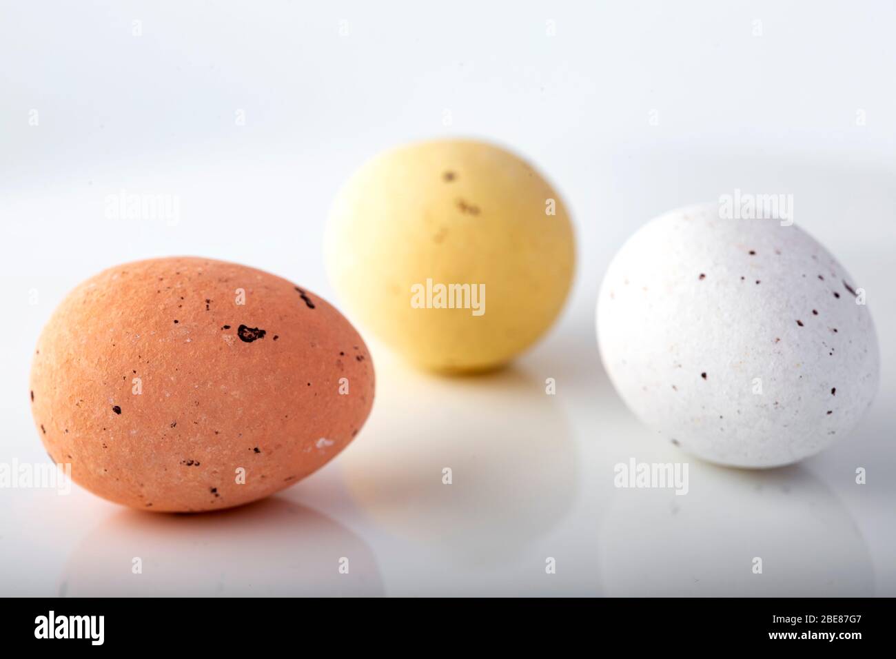 Süße Marzipan-Schokolade ostereier auf weiß Stockfoto