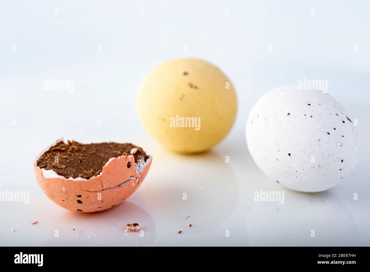 Süße Marzipan-Schokolade ostereier auf weißem Hintergrund Stockfoto