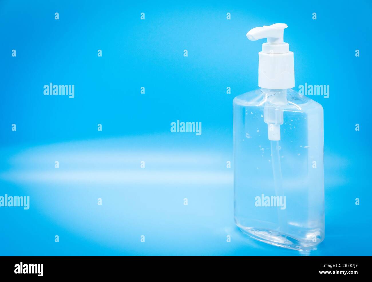 Klares Handdesinfektionsmittel jel isoliert auf blauem Hintergrund. Stockfoto